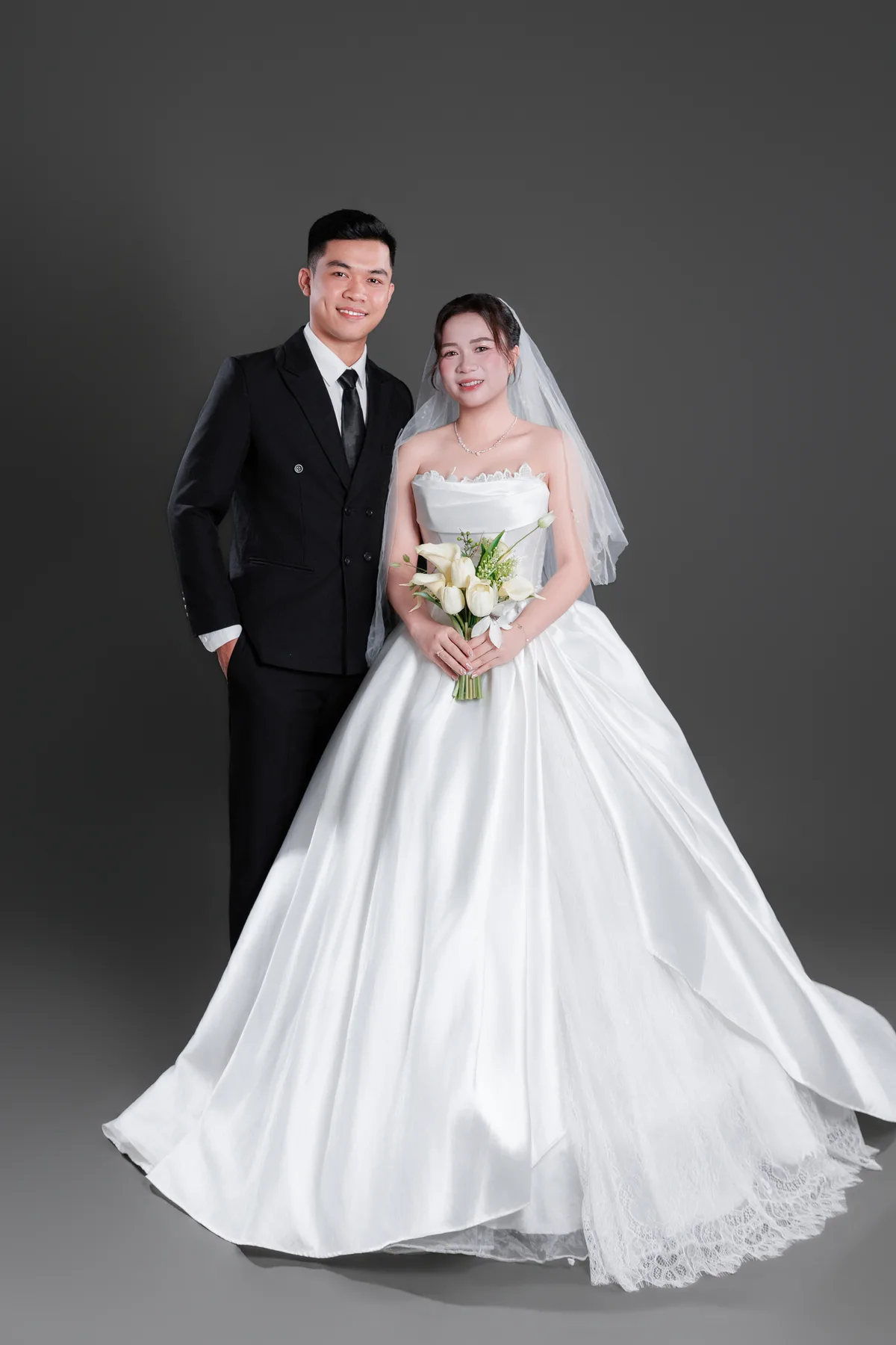 Chân dung cô dâu và chú rể trong lễ phục