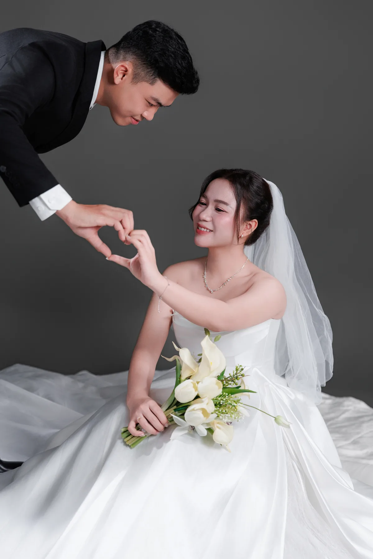Chú rể nhẹ nhàng nắm tay cô dâu