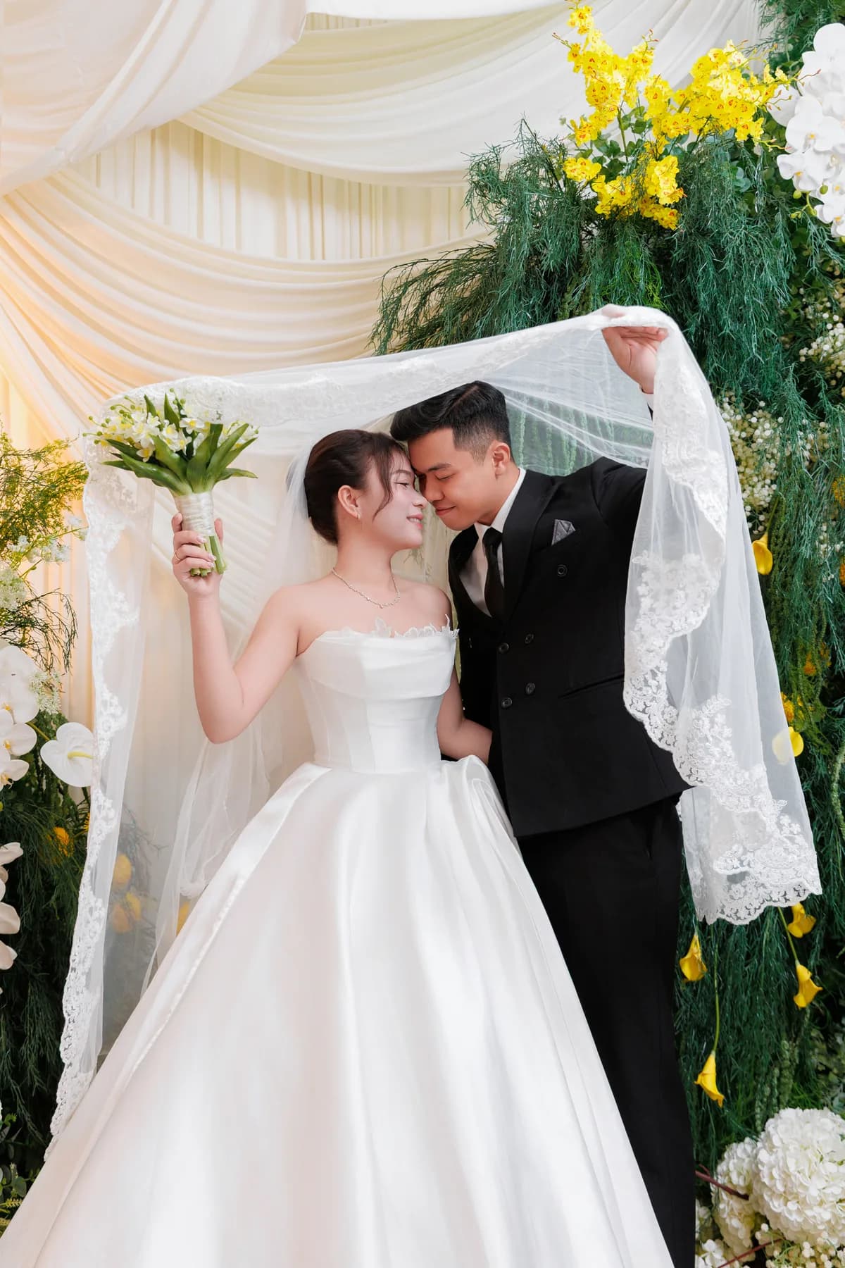 Khoảnh khắc trao nhau nụ hôn dưới khăn voan