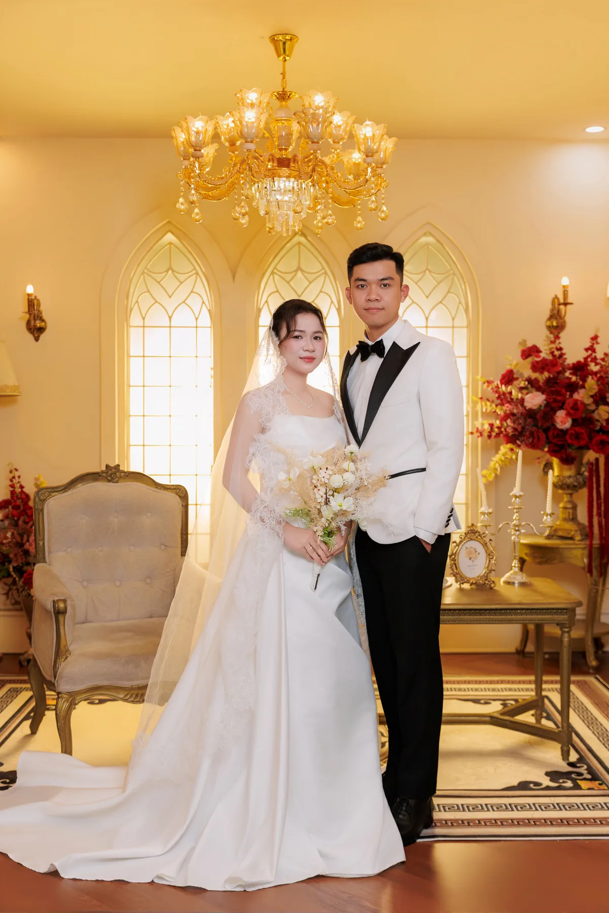 Sánh đôi bên khung cửa ngập nắng